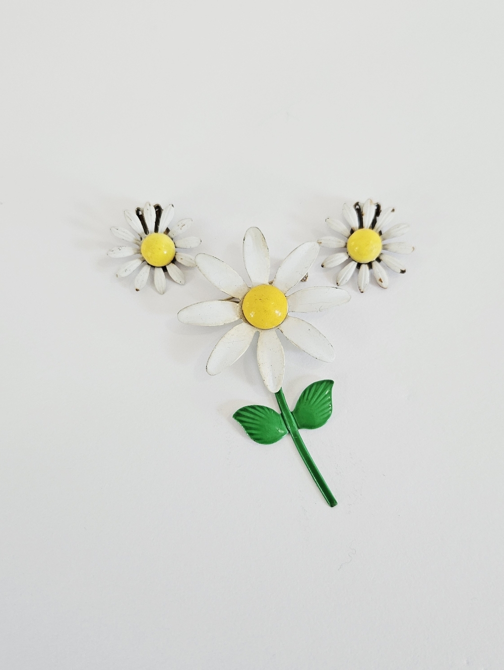 Vintage 1960's Demi Parure Metal Enameled Daisy Floral Brooch Pin Earrings Set